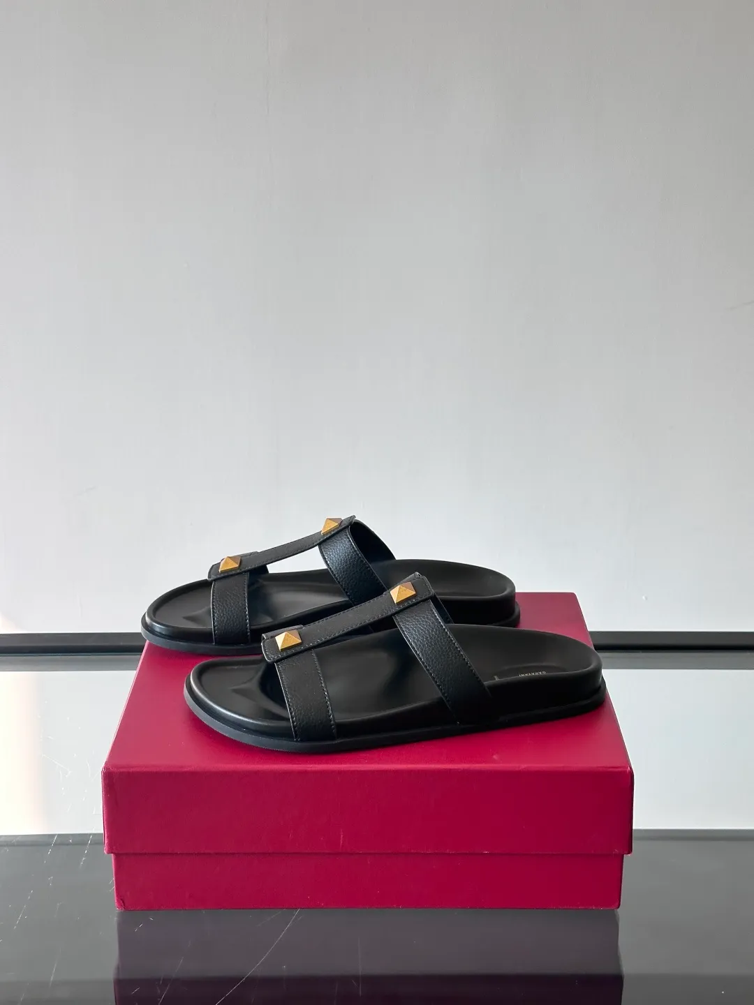 Men's shoes 💰p320 "VALENTINO" Valentino Men's 🧍‍♂️ Spring and summer new style metal rivet flat slippers, elegant sandals, the same style worn by celebrities, original molding, imported calfskin. Rubber outsole. Soft and durable, full set of counter packaging size: 39-44 (customized at 38.45.46)